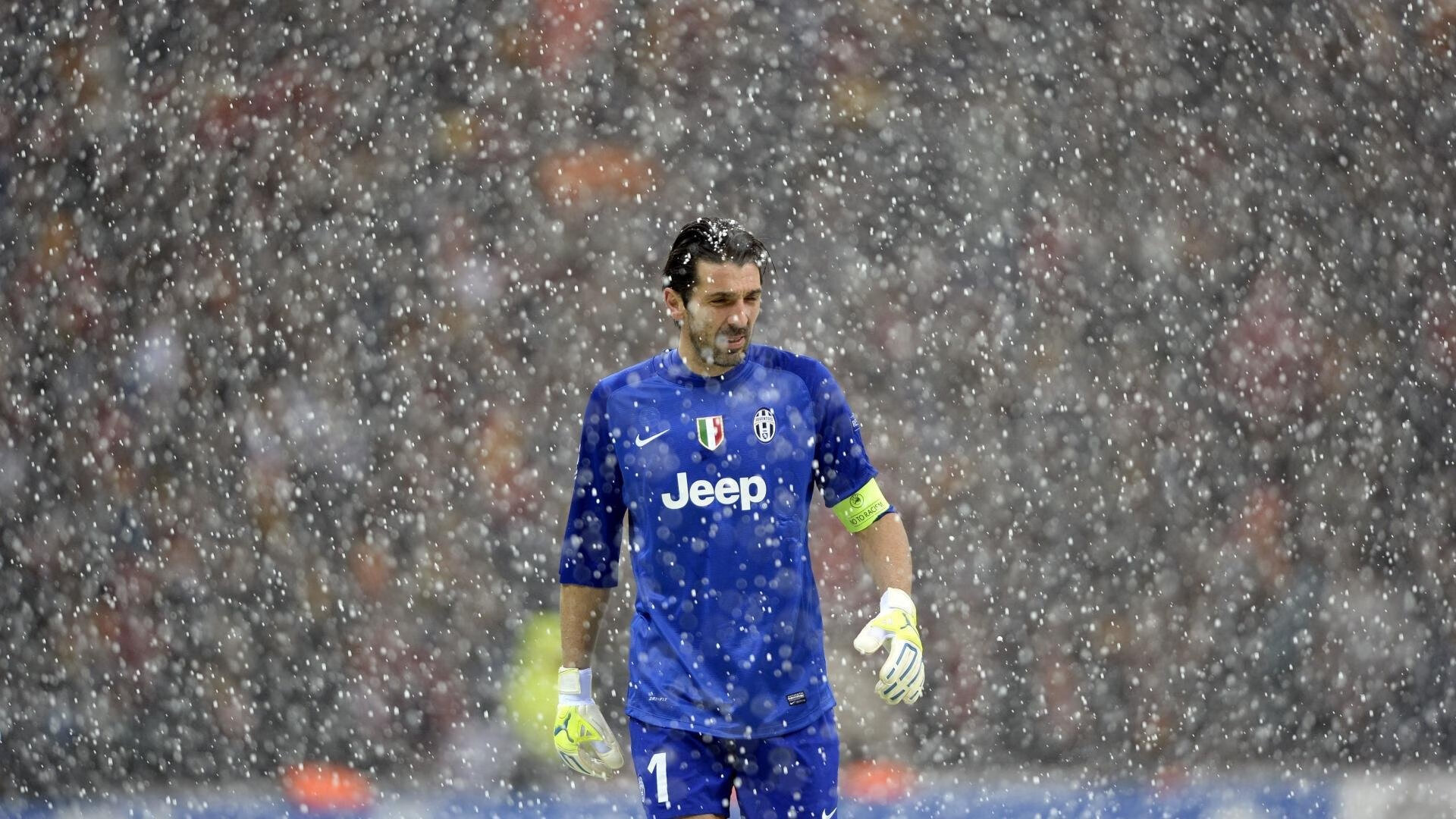 曼联2-1战胜曼城，捧起2024年足总杯，曼联2比4